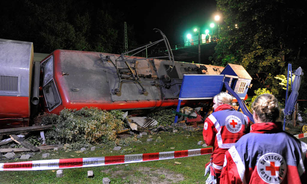 Ein Gterzug entgleist und rammt einen Regionalzug so stark, dass dieser von den Gleisen kippt: So hat sich das Zugunglck mit 16 Verletzten in Niedersachsen zugetragen.