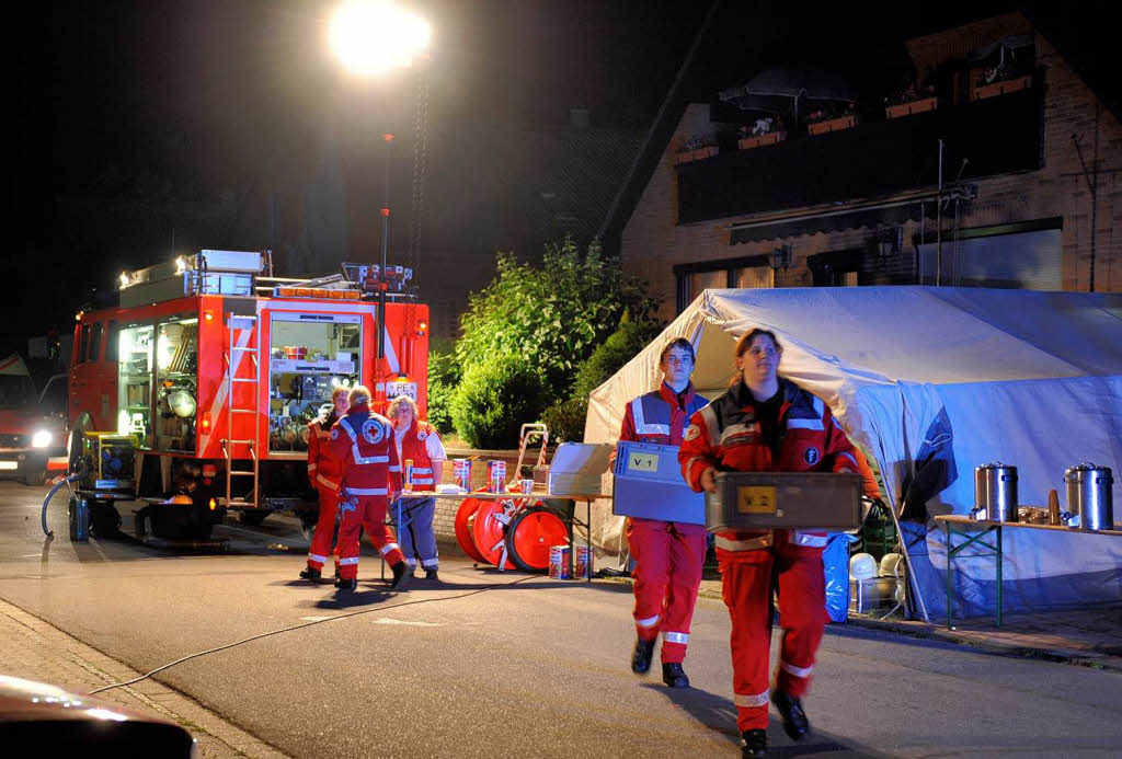 Ein Gterzug entgleist und rammt einen Regionalzug so stark, dass dieser von den Gleisen kippt: So hat sich das Zugunglck mit 16 Verletzten in Niedersachsen zugetragen.