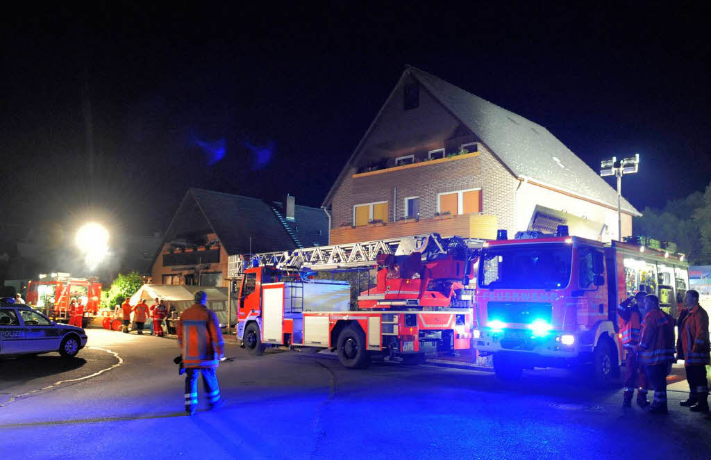 Ein Gterzug entgleist und rammt einen Regionalzug so stark, dass dieser von den Gleisen kippt: So hat sich das Zugunglck mit 16 Verletzten in Niedersachsen zugetragen.