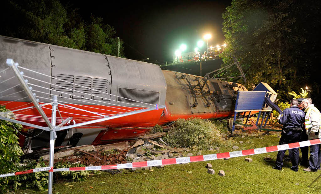 Ein Gterzug entgleist und rammt einen Regionalzug so stark, dass dieser von den Gleisen kippt: So hat sich das Zugunglck mit 16 Verletzten in Niedersachsen zugetragen.