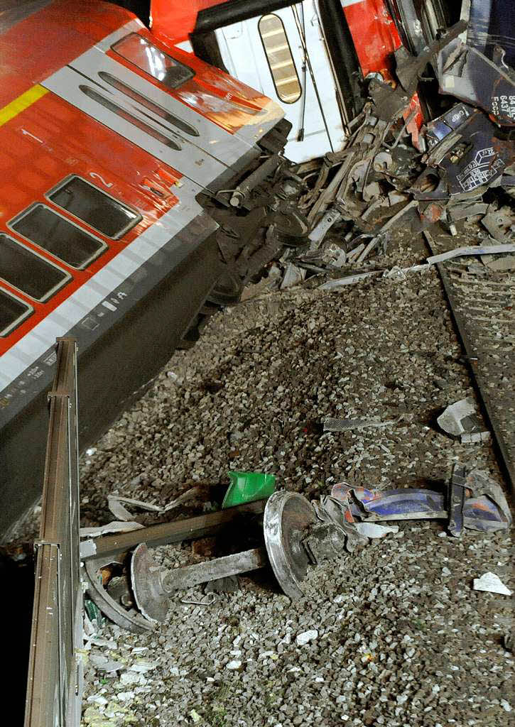Ein Gterzug entgleist und rammt einen Regionalzug so stark, dass dieser von den Gleisen kippt: So hat sich das Zugunglck mit 16 Verletzten in Niedersachsen zugetragen.