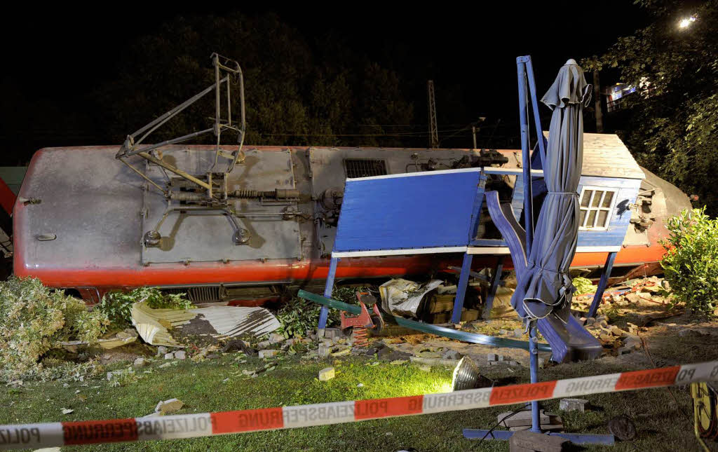 Ein Gterzug entgleist und rammt einen Regionalzug so stark, dass dieser von den Gleisen kippt: So hat sich das Zugunglck mit 16 Verletzten in Niedersachsen zugetragen.