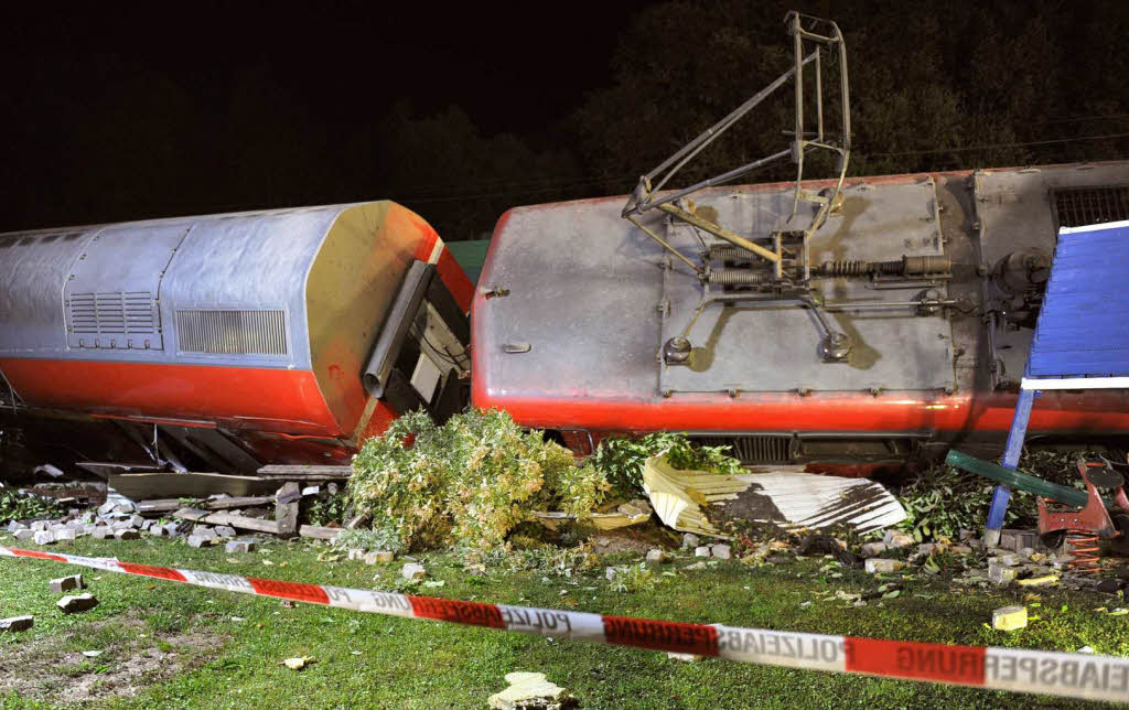 Ein Gterzug entgleist und rammt einen Regionalzug so stark, dass dieser von den Gleisen kippt: So hat sich das Zugunglck mit 16 Verletzten in Niedersachsen zugetragen.