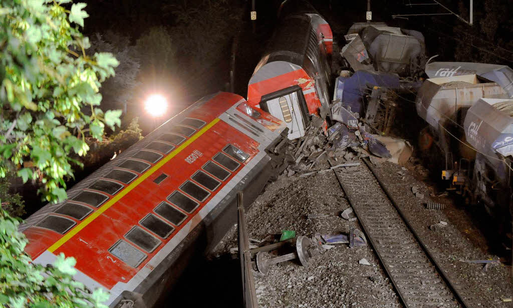 Ein Gterzug entgleist und rammt einen Regionalzug so stark, dass dieser von den Gleisen kippt: So hat sich das Zugunglck mit 16 Verletzten in Niedersachsen zugetragen.