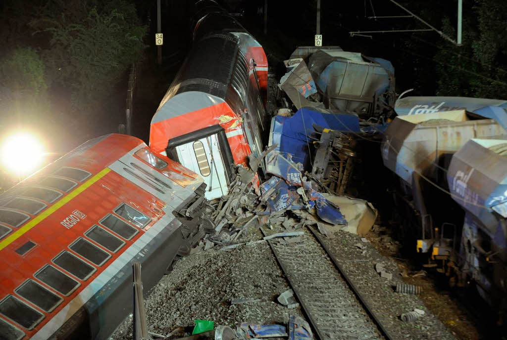 Ein Gterzug entgleist und rammt einen Regionalzug so stark, dass dieser von den Gleisen kippt: So hat sich das Zugunglck mit 16 Verletzten in Niedersachsen zugetragen.