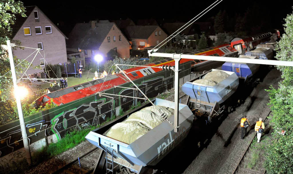 Ein Gterzug entgleist und rammt einen Regionalzug so stark, dass dieser von den Gleisen kippt: So hat sich das Zugunglck mit 16 Verletzten in Niedersachsen zugetragen.