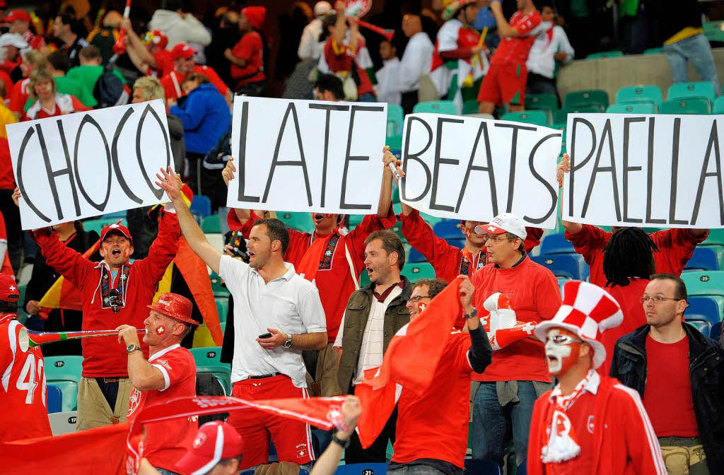 Schweizer Schoki schlgt spanische Paella: Kreative Fans der Eidgenossen.