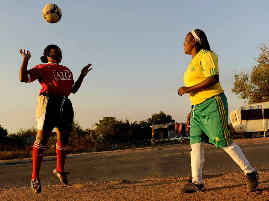 Fuball nur im Stadion? Nein, auch am Straenrand: Sdafrika ist Fuball-Land.