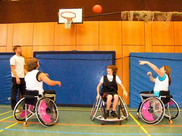 Beim  Rollstuhlbasketball merkten die ...uhlfahren und przisem Ballspiel sind.  | Foto: Martha Weishaar