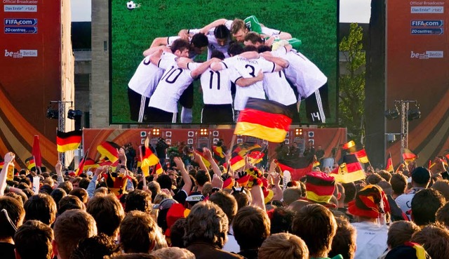 Das zweite WM-Spiel der deutschen Kick...eitgeber haben ein  Herz fr die Fans.  | Foto: dpa
