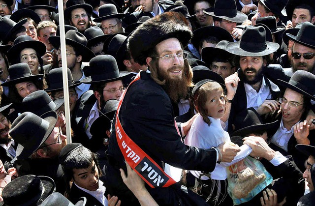 Sie akzeptieren kein weltliches Gerich...rieren in Jerusalem gegen ein Urteil.   | Foto: AFP