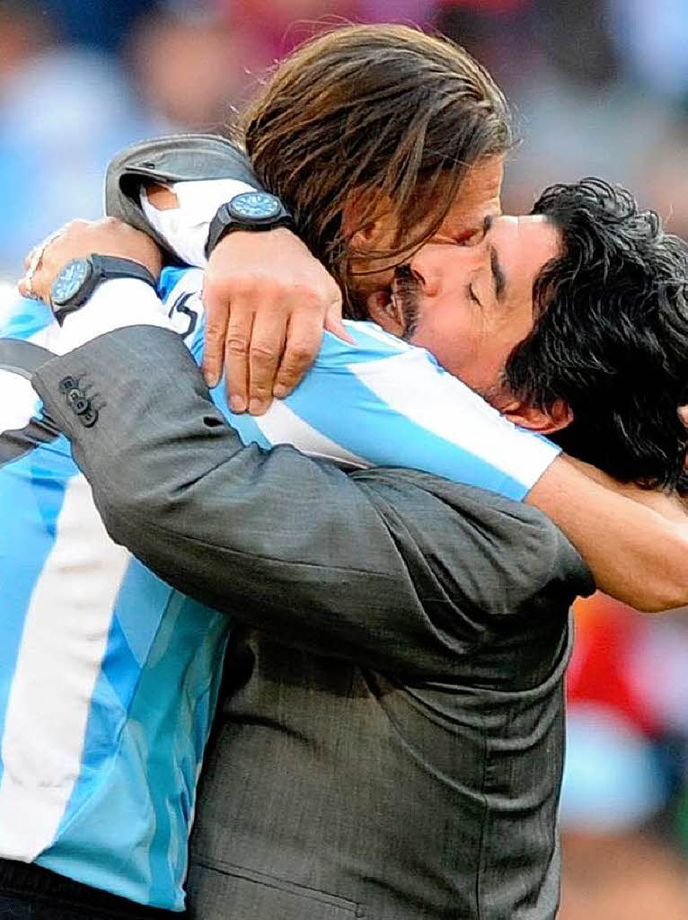 Argentiniens Trainer Diego Armando Maradona liebkoste seine Spieler nach dem 4:1 gegen Sdkorea derart, dass er auf der Pressekonferenz betonen musste: Er stehe vauf Frauen.