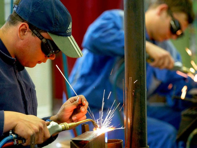 Sie sind knftig sehr gefragt: Angehende Facharbeiter in der Metallbranche   | Foto: DPA