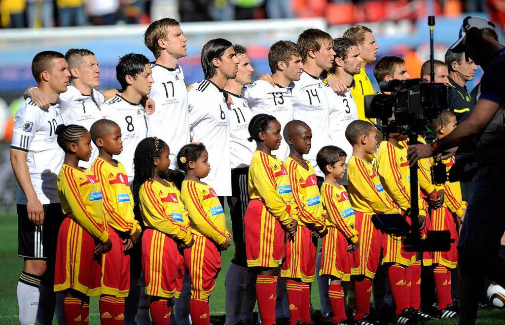 So ging die DFB-Equipe ins Spiel: Die Lw-Elf bei der Nationalhymne.