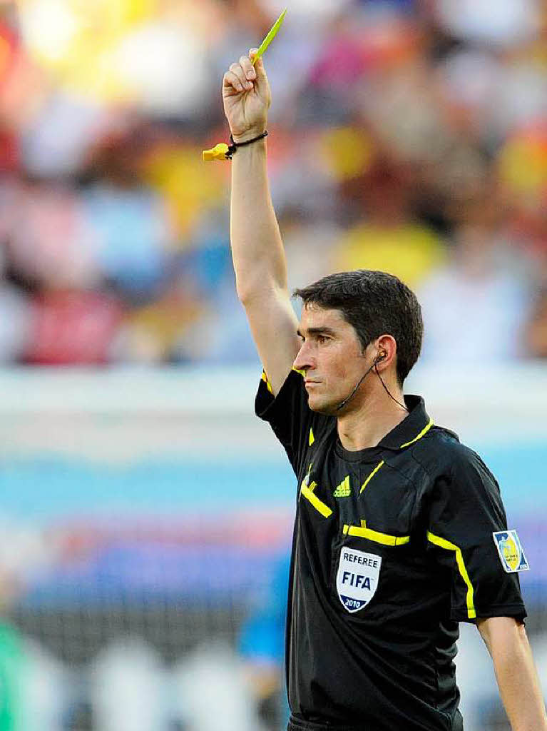Lieblingsbeschftigung des spanischen Schiedsrichters Alberto Undiano: das Zcken der gelben Karte.