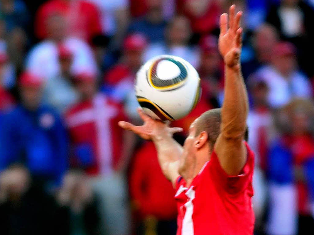Das htte eine Schlsselszene werden knnen: Serbiens Verteidiger Nemanja Vidic spielt den Ball mit Hand – Elfmeter fr Deutschland.