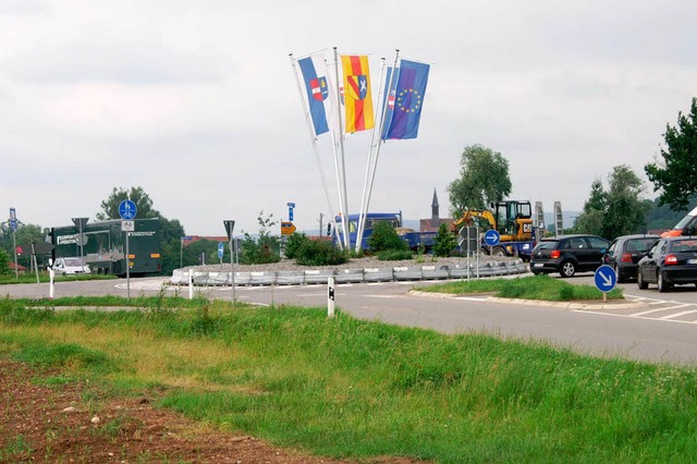 Der Kreisverkehr an der Kenzinger Stad... ab- und dann komplett  neu ausgebaut.  | Foto: Ilona Hge