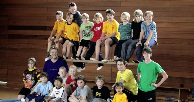 Trainer Gerold Schnebel (links) und seine jungen Turner.   | Foto: christoph breithaupt