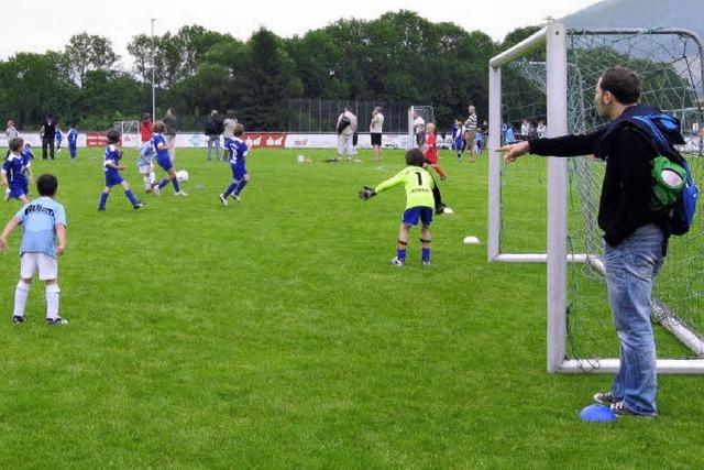 Junge Kicker und Fair-Play