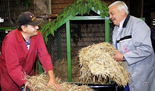 Der Vorsitzende Gebhard Hipp (links) u...nende auf der Biberwiese ausgestellt.   | Foto: eva korinth