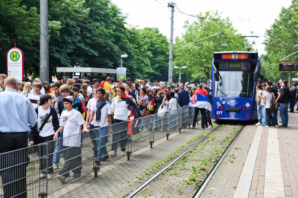 Menschenmassen auf dem Weg zum Eschholzpark