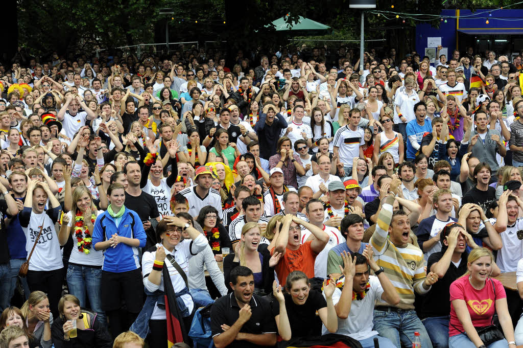 Dicht an dicht: Fans im Mensagarten