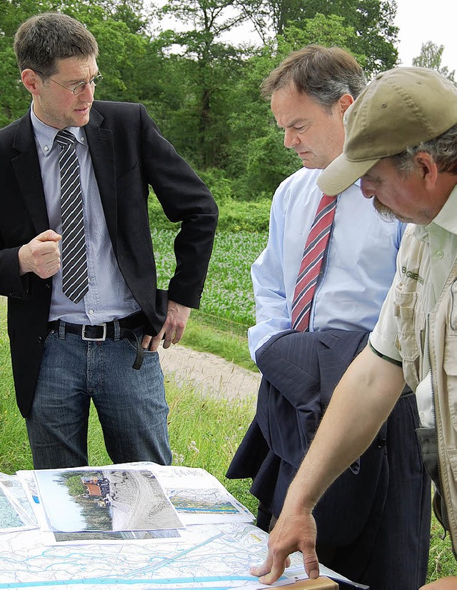 Brgermeister Jochen Paleit (links) fhrte den Landrat durch den Taubergieen.   | Foto: H. Spth