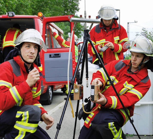 Mit chemischen Messrhrchen und techni...chadstoffe sich in der Luft befanden.   | Foto: MINK