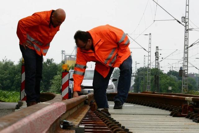 Bahn wechselt Weichen aus - Zugausflle und Schienenersatzverkehr