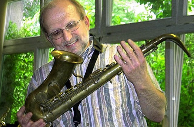 Willy Kenz mit einem  Adolphe-Sax-Instrument   | Foto: Friederike Zimmermann