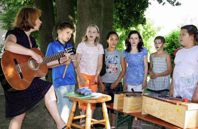 Von ihrer musikalischen Seite prsenti... im Schulhof der Johannes-Grundschule.  | Foto: Martina Faller