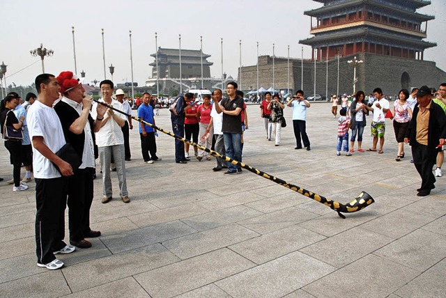 Keine Vuvuzela, sondern ein Alphorn: H...atz des Himmlischen Friedens in Peking  | Foto: privat