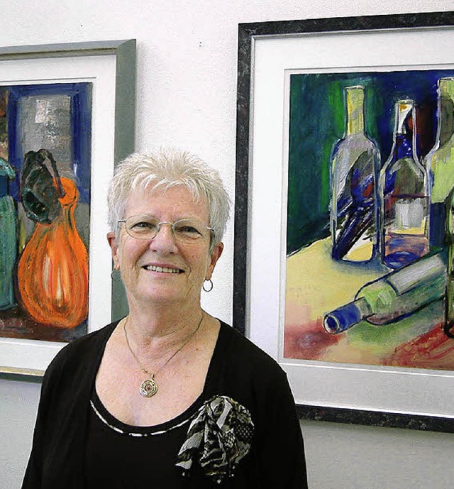 Karin Maurer vor zwei ihrer ausgestellten Bilder  | Foto: Roswitha Frey