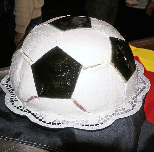 Der Ball ist rund, die Kirschtorte auc...urde  von der nahenden WM inspiriert.   | Foto: Privat