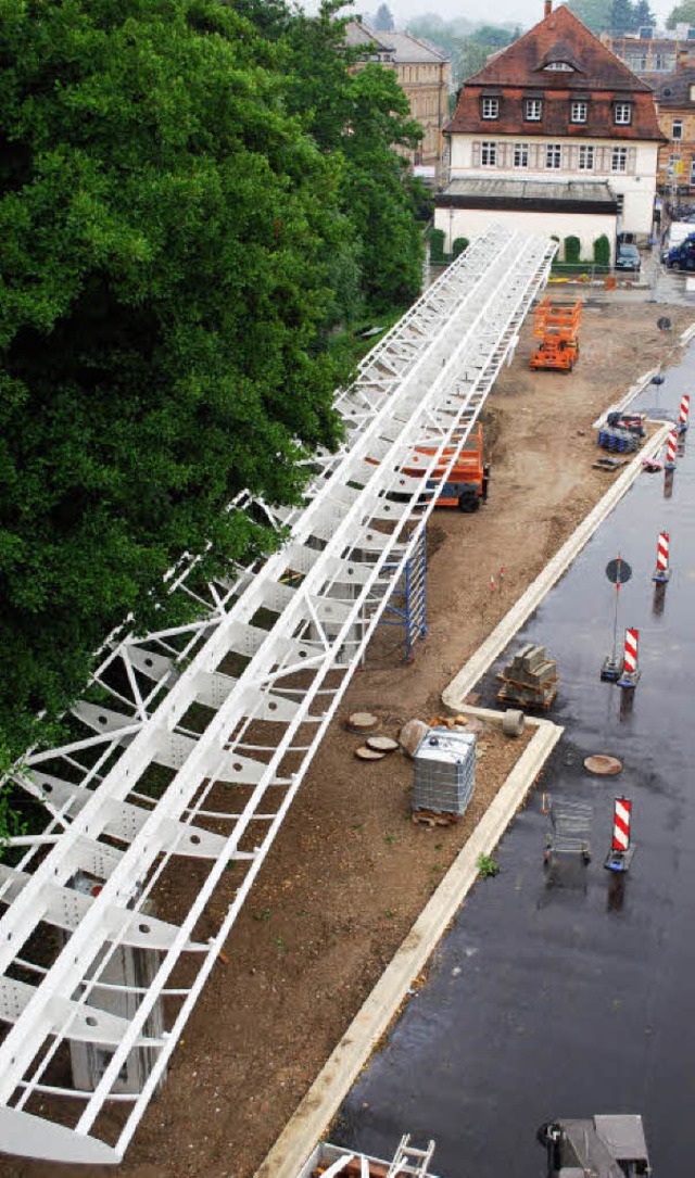 Dach fr den Busbahnhof wird montiert  | Foto: Sylvia-Karina Jahn