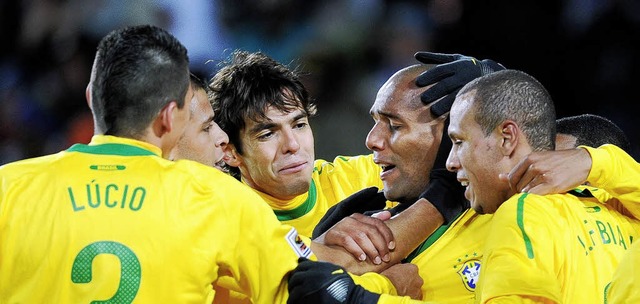 Nur beim Jubeln war Kak (Dritter von ...en Spiel der Brasilianer integriert.    | Foto: dpa