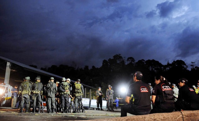 Arbeiten die Nacht hindurch: Mitgliede... (links)  in der Nhe der Stadt Amag   | Foto: AFP