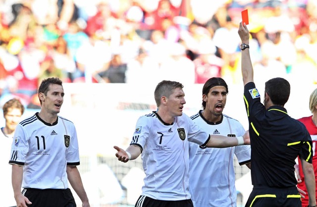 Das Aus fr Miroslav Klose (links): Re...t nach einem Foul die Gelb-Rote Karte.  | Foto: DPA/AFP