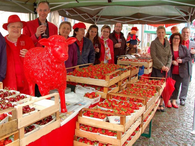 Die Lammstrae zeigt rot: Erffnung de...und frische Erdbeeren munden trotzdem!  | Foto: Sylvia-Karina Jahn