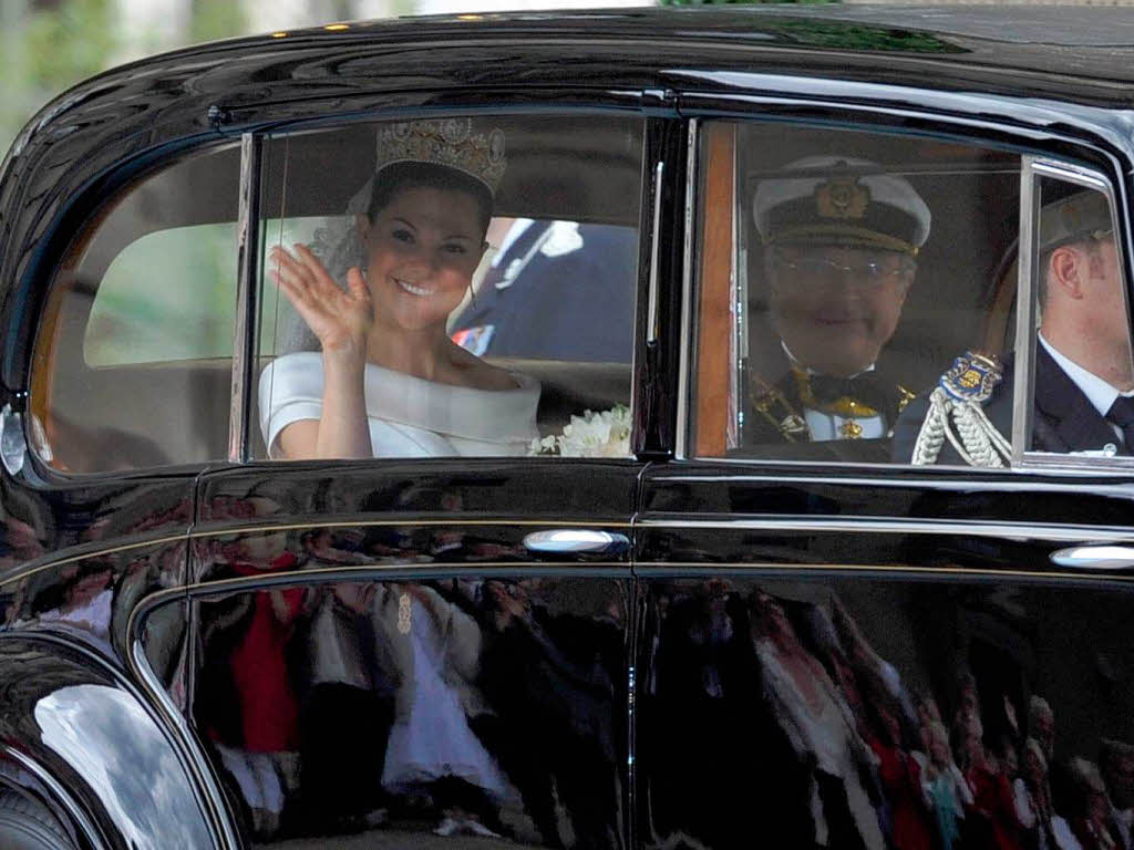 Anfahrt: Braut Victoria und ihr Vater Carl Gustaf fahren vor.