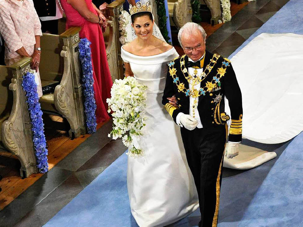 Carl Gustaf fhrt die Braut zum Altar.