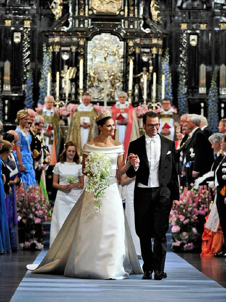 Prinz Daniel von Schweden, Herzog von Vstergtland, fhrt seine Braut aus der Kirche.