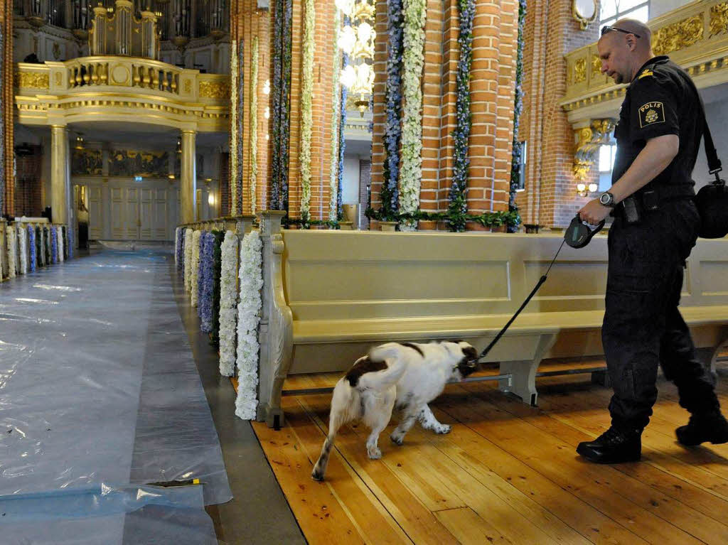 Sicherheit geht vor: Die Kirche wurde vor der Trauung auch mit Sprhunden durchsucht.