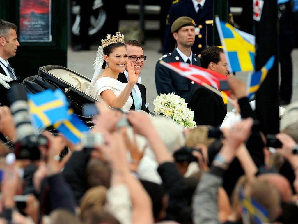 100.000 begeisterte Menschen jubelten dem Brautpaar zu.