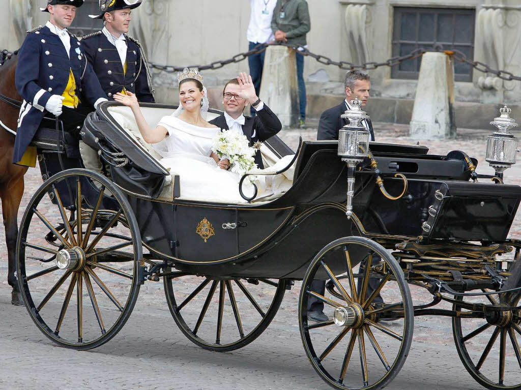 … das Brautpaar in der Kutsche.