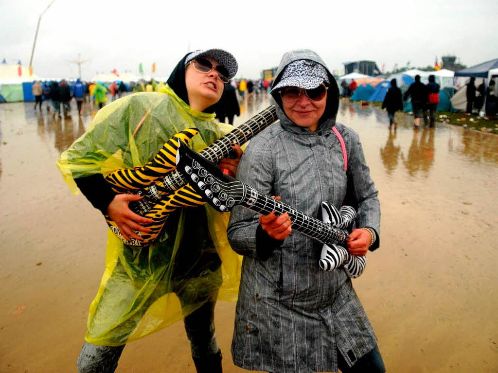 Traditioneller Regen und Schlamm vermiesen den Rock-Fans beim Southside-Festival die Stimmung nicht.