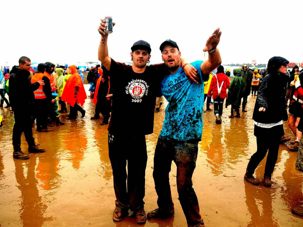 Traditioneller Regen und Schlamm vermiesen den Rock-Fans beim Southside-Festival die Stimmung nicht.
