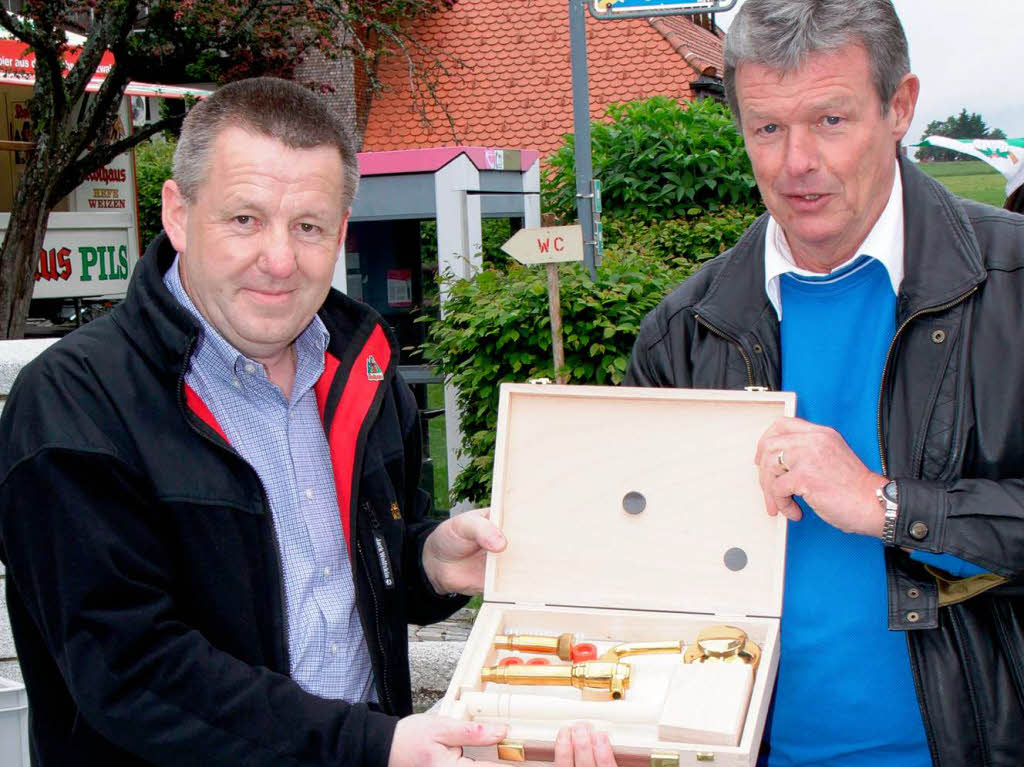Bürgermeister Erich Kiefer (rechts) wurde von der Staatsbrauerei Rothaus beim 31. Dorffest mit dem goldenen Zapfhahn geehrt, den Braumeister Roland Gut überreichte Bürgermeister Erich Kiefer (rechts) wurde von der Staatsbrauerei Rothaus beim 31. Dorffest mit dem goldenen Zapfhahn geehrt, den Braumeister Roland Gut überreichte