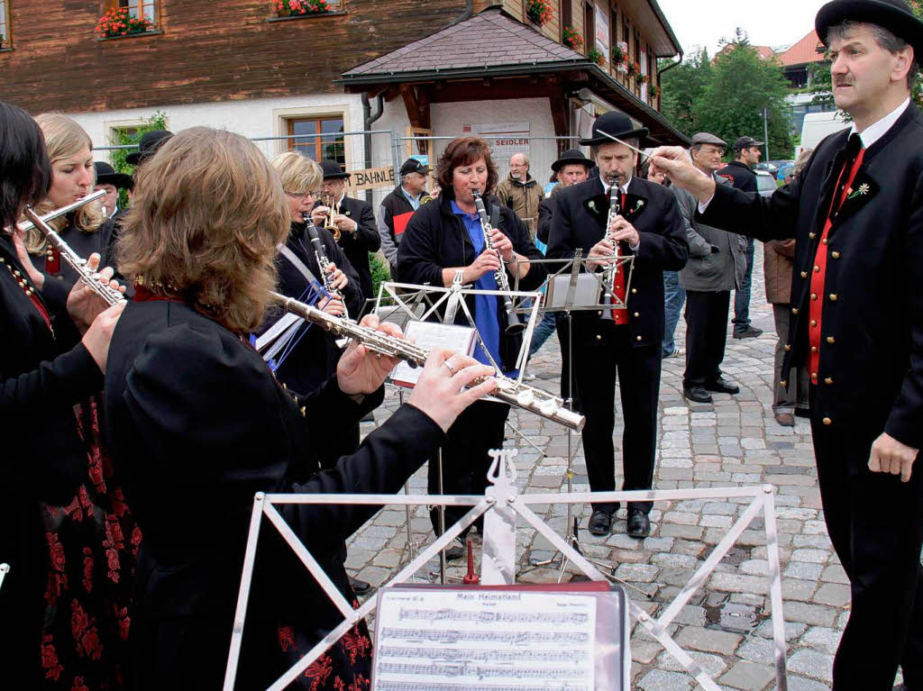 Die Trachtenkapelle Grafenhausen umrahmte den Fassanstich unter Leitung von Georg Seidler musikalisch Die Trachtenkapelle Grafenhausen umrahmte den Fassanstich unter Leitung von Georg Seidler musikalisch