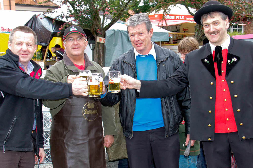 Das 31. Dorffest in Grafenhausen ist eröffnet (von links): Braumeister Roland Gut, Henri Stéphan (Gemeinderat aus Combrit), Bürgermeister Erich Kiefer und Dirigent Georg Seidler Das 31. Dorffest in Grafenhausen ist eröffnet (von links): Braumeister Roland Gut, Henri Stéphan (Gemeinderat aus Combrit), Bürgermeister Erich Kiefer und Dirigent Georg Seidler